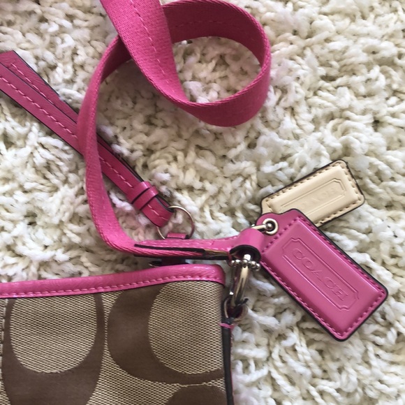 Coach crossbody bag with pink trim - Picture 5 of 14